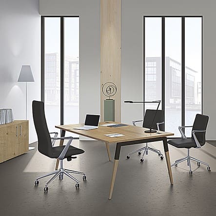 Table bois piétement incliné et siège confort Aménagement de vos bureaux professionnels de qualité