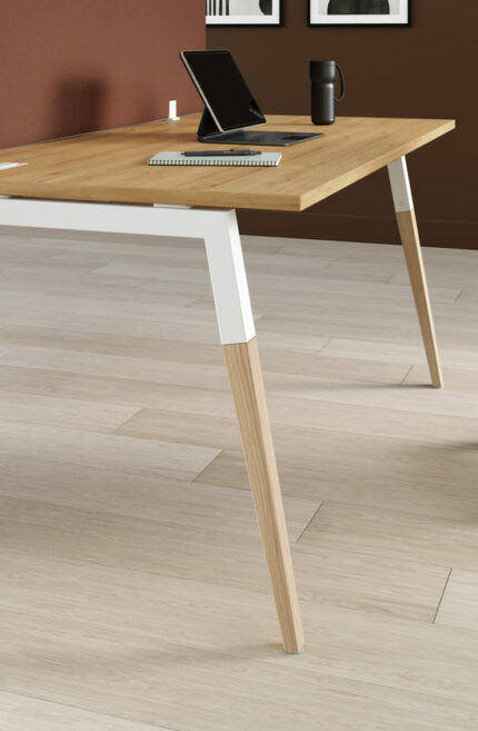 Piétement incliné pour cette table en bois clair Sièges chaises et fauteuils de bureaux de qualité pour professionnel