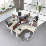 Séparation des plans de travail de quatre bureaux assemblés Solutions de mobilier de bureau sur mesure pour professionnel