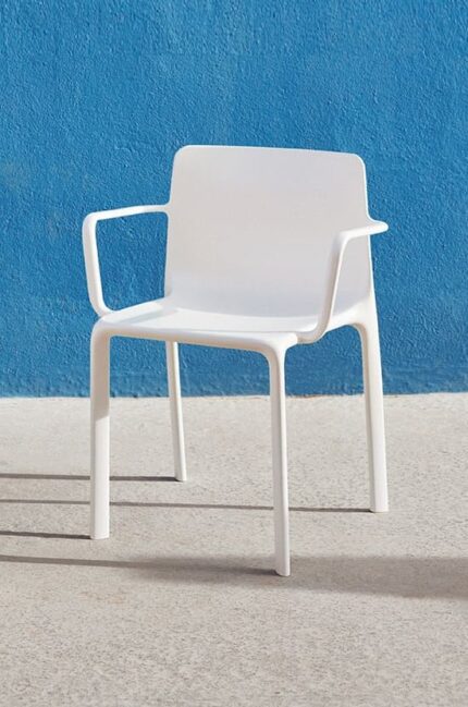 Chaise Kes avec accoudoirs Fond Bleu