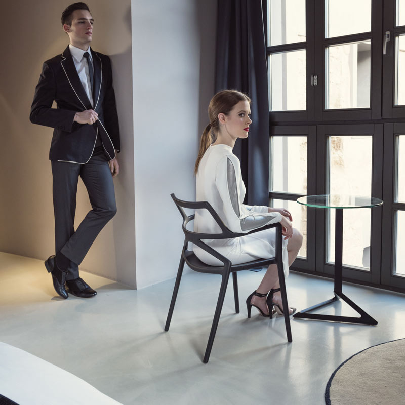 Chaise DELTA de VONDOM pour extérieur fabriquée en polypropylène injecté avec de la fibre de verre.