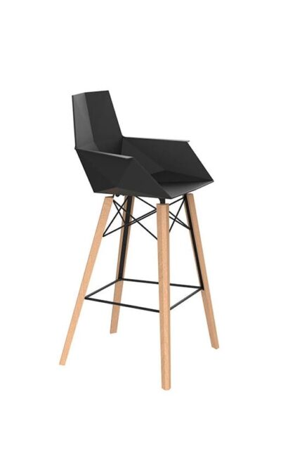 Tabouret haut Faz Wood pied bois par Ramón Esteve, design Vondom, style moderne et sophistiqué pour bar et espace lounge.