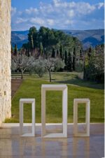 Tabouret design en polypropylène blanc, idéal pour les petits espaces intérieurs ou extérieurs