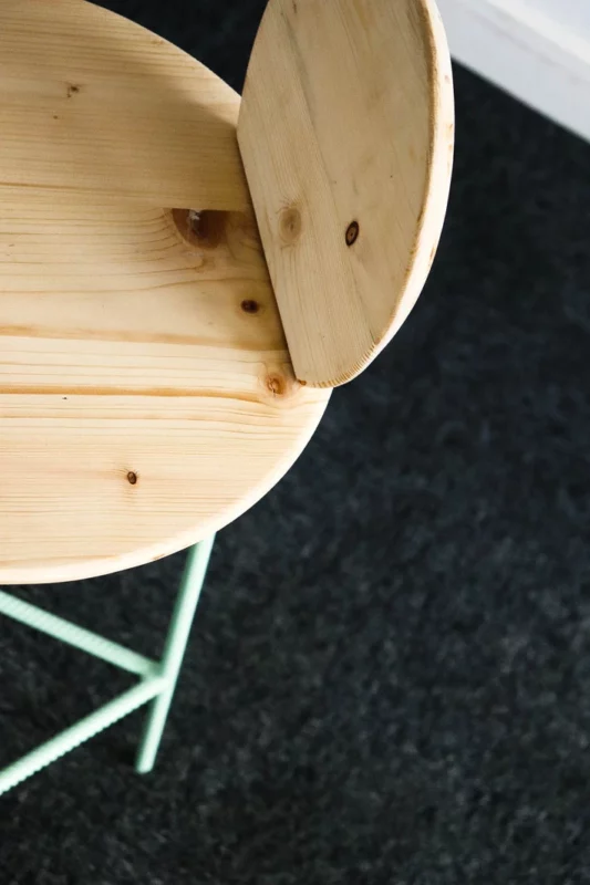 Tabouret upcyclé Fabrication de sièges et meubles de bureau personnalisés