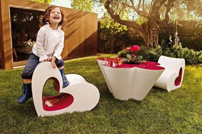 Table basse Agatha Ruiz de la Prada en plein air, idéale pour ajouter une touche de fun et d’élégance."