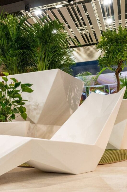 Lit de soleil Faz en blanc exposé dans un espace intérieur moderne avec plantes et décoration minimaliste.