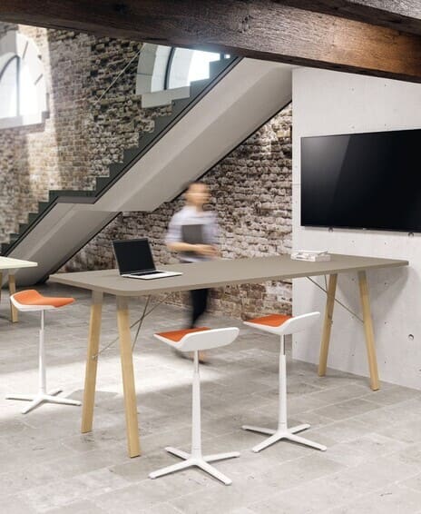 Table haute projection conception de mobilier de bureau professionnel sur mesure design creation studio