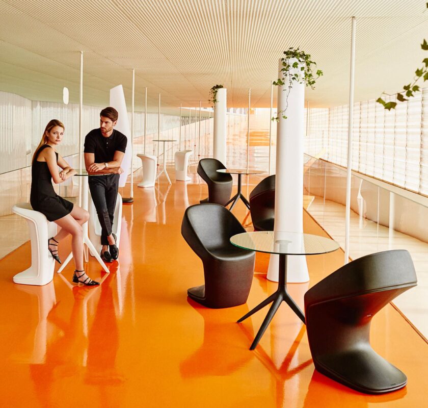 chaise ufo vondom noir et blanc et table, mobilier et création sur mesure