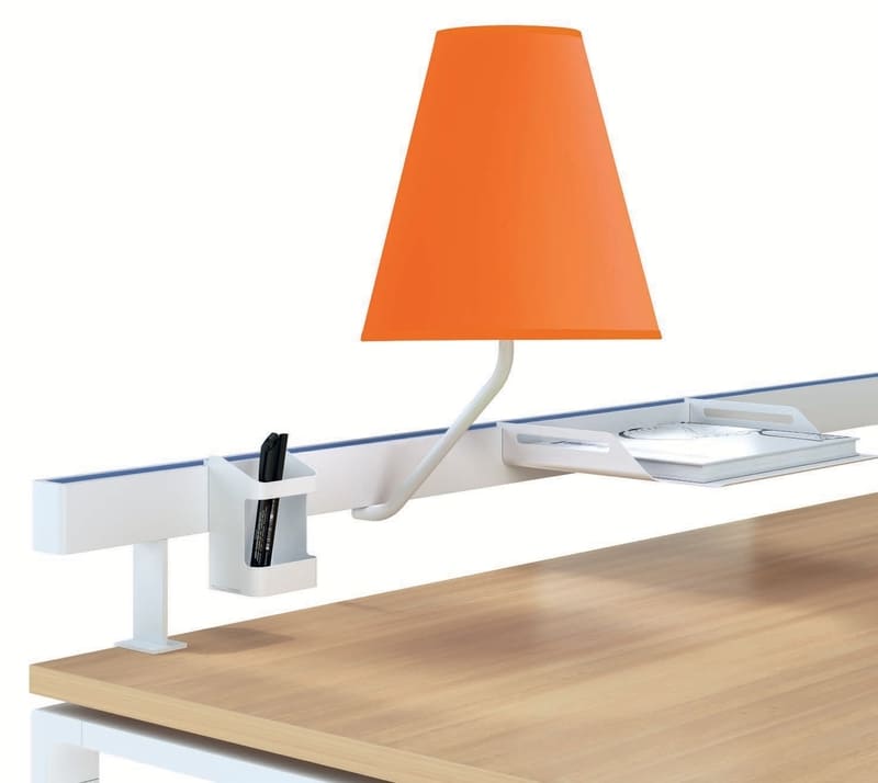 Lampe Cosylite avec abat-jour orange élégamment fixée sur une cloison de bureau.