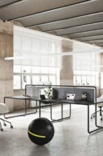 Bureau de coworking moderne : mobilier Itube au design tubulaire distinct, avec des accessoires innovants offrant personnalisation et interaction.