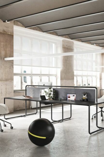 Bureau de coworking moderne : mobilier Itube au design tubulaire distinct, avec des accessoires innovants offrant personnalisation et interaction.