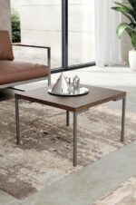 Les tables basses Ciro s’associent aisément à divers styles de mobilier. Leurs pieds métalliques en L à section carrée confèrent une allure moderne et épurée.