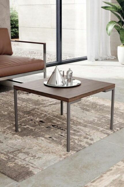 Les tables basses Ciro s’associent aisément à divers styles de mobilier. Leurs pieds métalliques en L à section carrée confèrent une allure moderne et épurée.