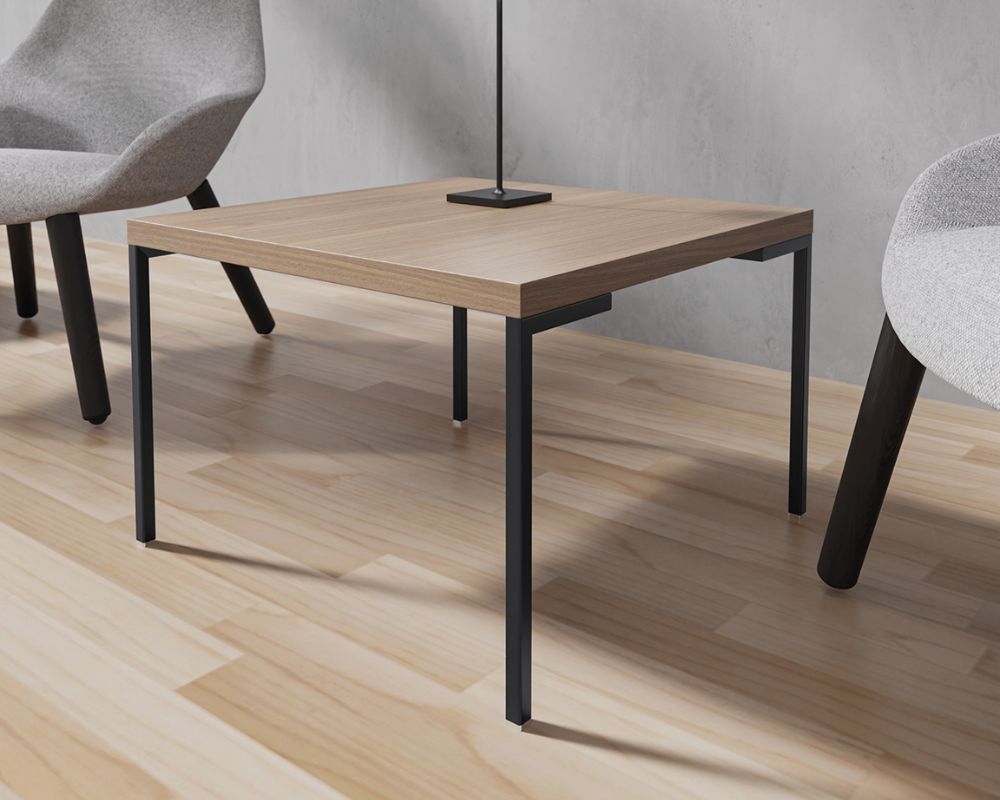 Avec son design épuré et ses finitions soignées, la table basse Ciro s’intègre harmonieusement à tout type de salon, offrant à la fois praticité et esthétique.