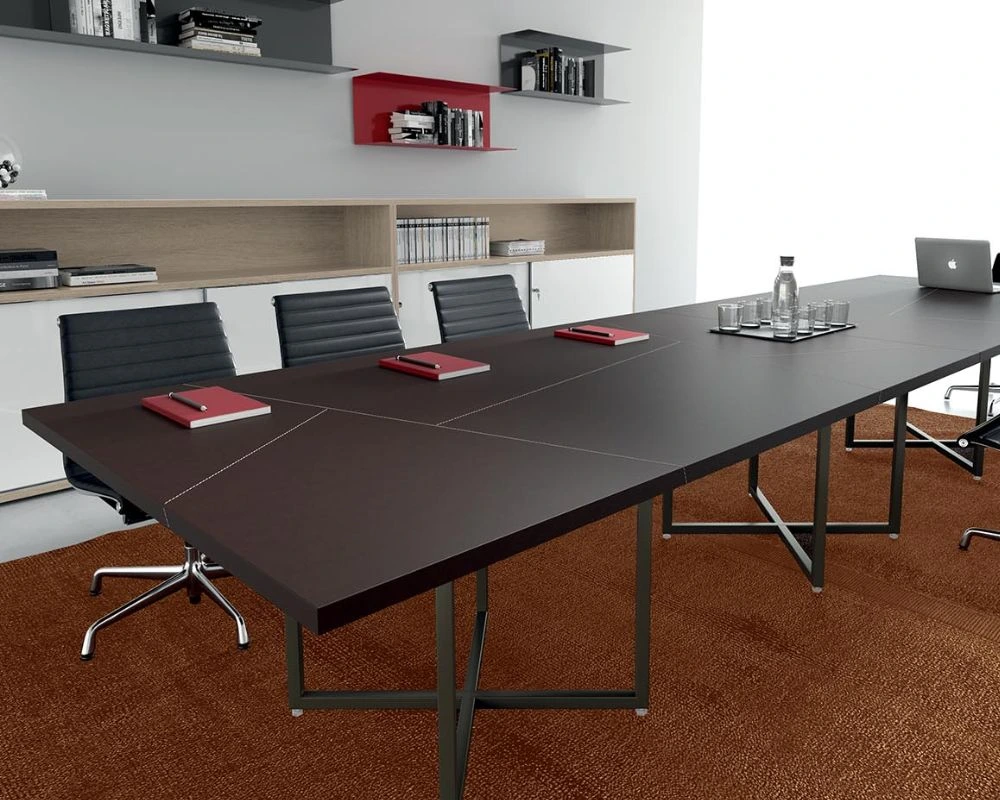 Modèles de tables Ibis aux lignes contemporaines, avec base métallique en forme de croix, disponibles en trois formes différentes.