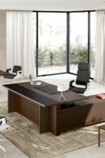 Mobilier directionnel moderne : bureau avec rangements discrets et électrification intégrée, parfait pour un espace professionnel élégant.