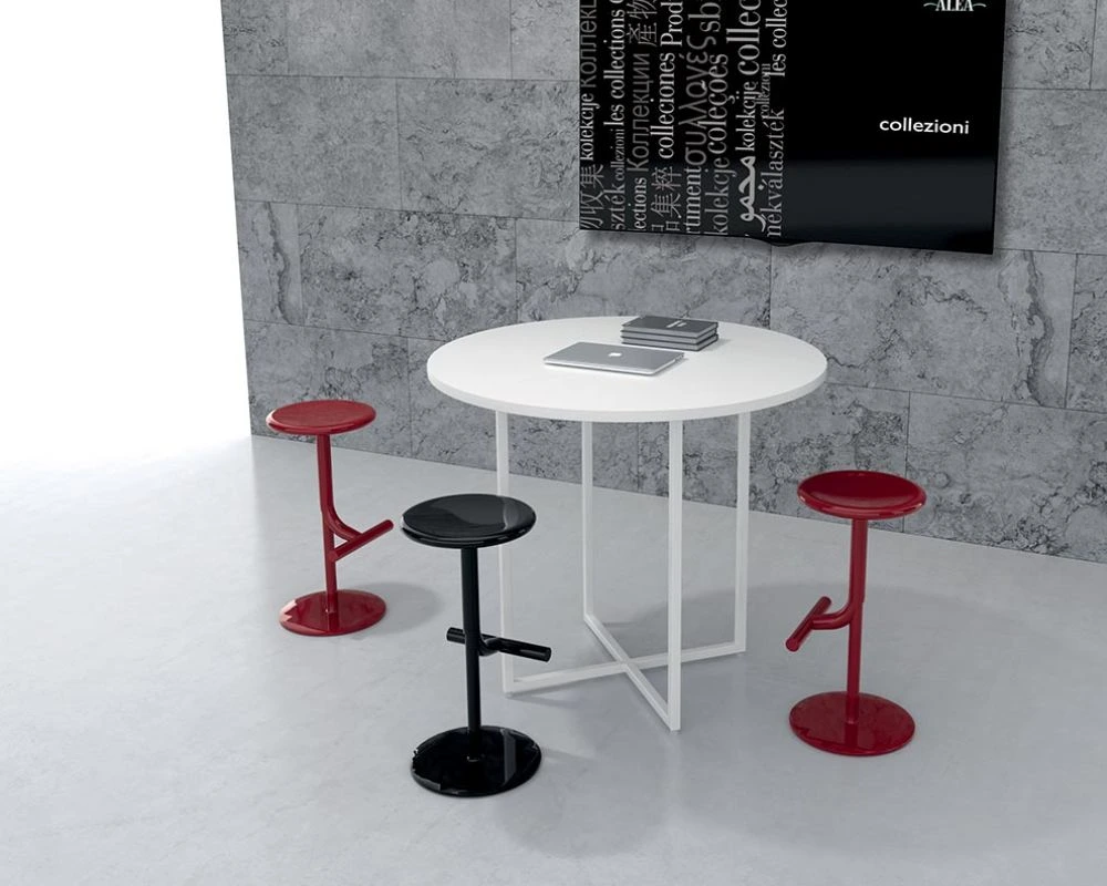 Les tables Ibis combinent une base métallique en croix, de section carrée, et une grande variété de formes.