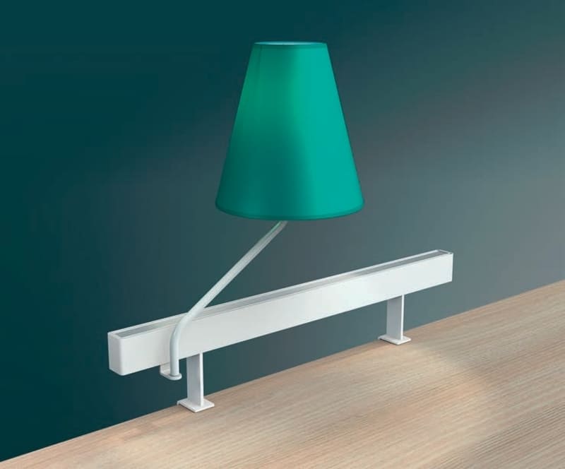 Lampe Cosylite avec abat-jour vert montée sur un rail, idéale pour un bureau moderne.