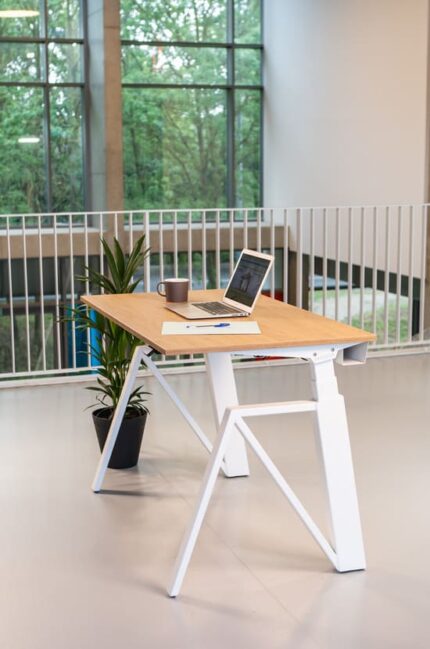 Bureau individuel réglable pour les espaces professionnels modernes.