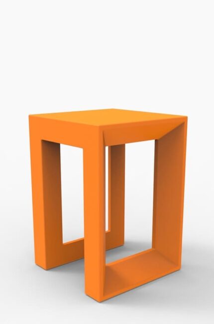 Tabouret design en polypropylène orange, idéal pour les petits espaces intérieurs ou extérieurs