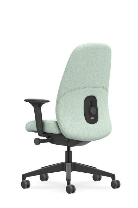 Fauteuil HEJ disponible en couleurs hygge pour estomper les frontières entre domicile et bureau et créer une ambiance apaisante.