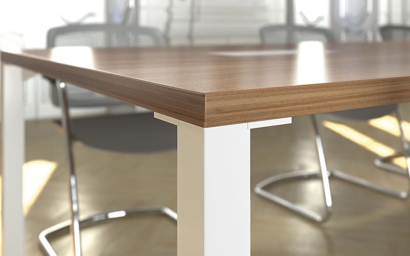 Plateau avec coins de table In Quarto, offrant détail de finition et confort dans les environnements professionnels.