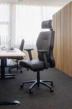 Fauteuil de bureau XXL iS5 d'Interstuhl, ergonomique et robuste, conçu pour les grands gabarits avec soutien lombaire réglable.