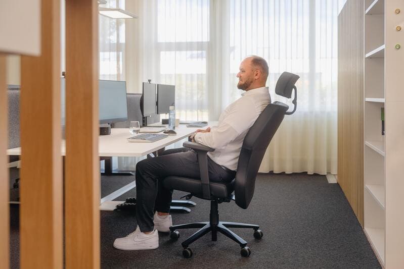 Fauteuil iS5 d'Interstuhl intégré dans un bureau, combinant élégance, ergonomie et robustesse pour un usage quotidien intensif