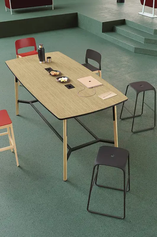 Table de réunion Nouvelle Vague avec design coworking, idéale pour échanges informels et créativité dans les espaces collaboratifs