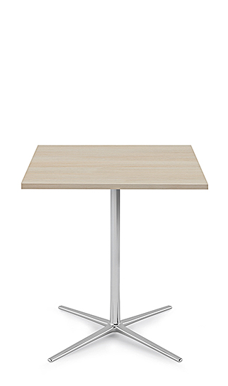 Table à pied croix en hauteur standard, plateau carré en bois clair et base en aluminium poli, parfaite pour les bureaux modernes.