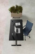 Bureau VIK d’ALEA, réglable électriquement, avec design minimaliste, idéal pour espaces de travail flexibles et ergonomiques.