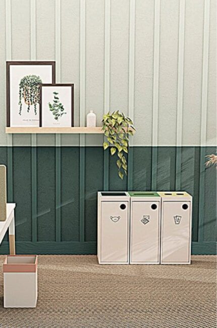 Modules PICK'UP avec plantes décoratives en extérieur, combinant gestion des déchets et esthétique naturelle sous des lumières chaleureuses.