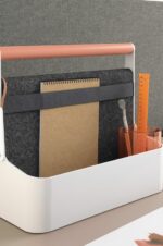 Boîte YouMe blanche posée sur un bureau beige, parfaite pour ranger carnets, pinceaux et règles dans un environnement de travail créatif.