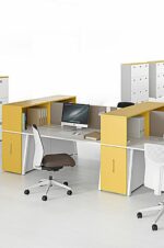 Espace de travail moderne équipé de la Niche en Bois, intégrée harmonieusement pour un rangement fonctionnel et un design épuré.