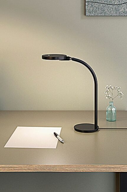 Lampe Loola de Columbia - élégance et minimalisme sur un bureau moderne, parfaite pour l'éclairage de travail.