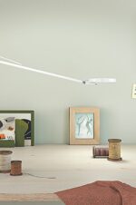 Lampe articulée blanche Loola de Columbia - design flexible et lumière LED idéale pour les espaces créatifs.