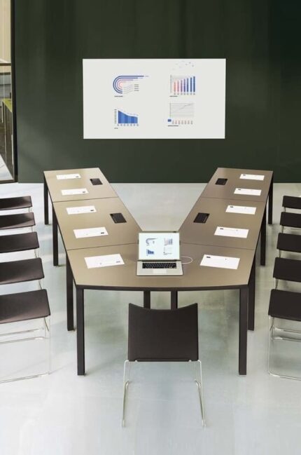 Table modulaire In Quarto, disponible en configurations standards ou personnalisées pour des réunions en petit comité ou en grand groupe.