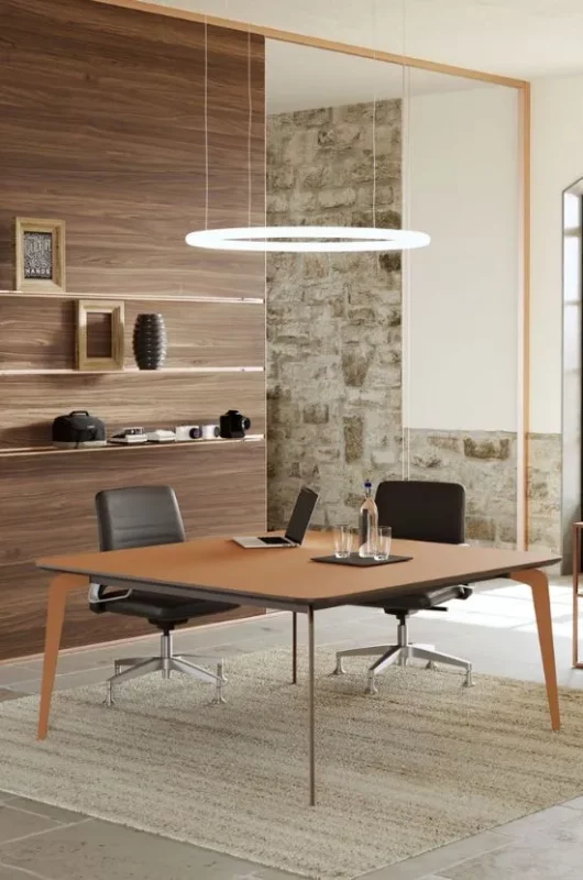 Table de réunion moderne Blade X avec accents en cuir et bois, idéale pour des espaces de travail contemporains.