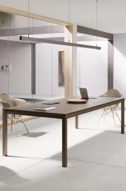 Ensemble de tables Zefiro modulaires avec finitions en bois naturel – solution flexible pour bureaux collaboratifs.