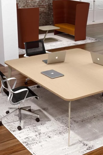 Table Blade, un mobilier polyvalent et élégant, caractérisé par sa structure légère et son plateau finement dessiné pour s’adapter à tout environnement professionnel.