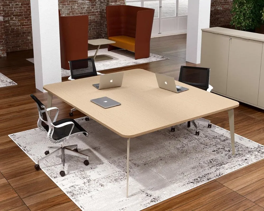 Blade, table polyvalente au design intemporel, avec des pieds élégants et un plateau lisse, adaptée à diverses configurations de bureaux et de salles de réunion.