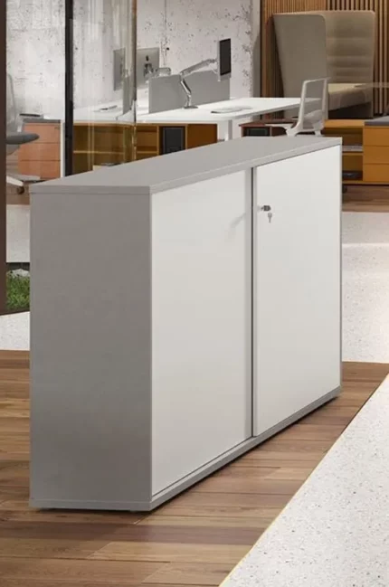 Design contemporain : Une armoire basse sophistiquée, alliant des portes coulissantes chevauchées et un espace ouvert pour un intérieur tendance.