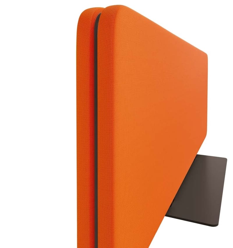 Gros plan sur une cloison acoustique Taoma orange avec une finition élégante et un socle métallique noir, idéale pour un design moderne et vibrant.