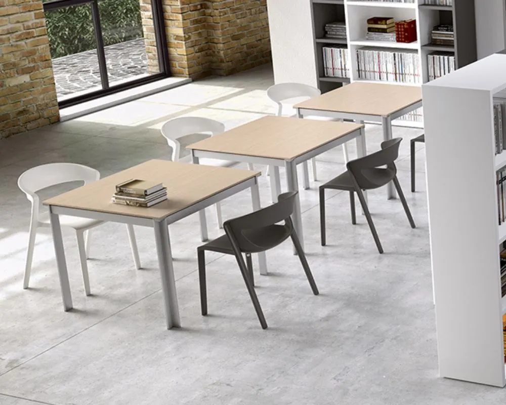 Table Zefiro carré avec finitions en bois clair – conçue pour optimiser les espaces de coworking.