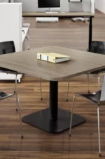 Table moderne avec base en métal, idéale pour les espaces de bureau ou les environnements professionnels.