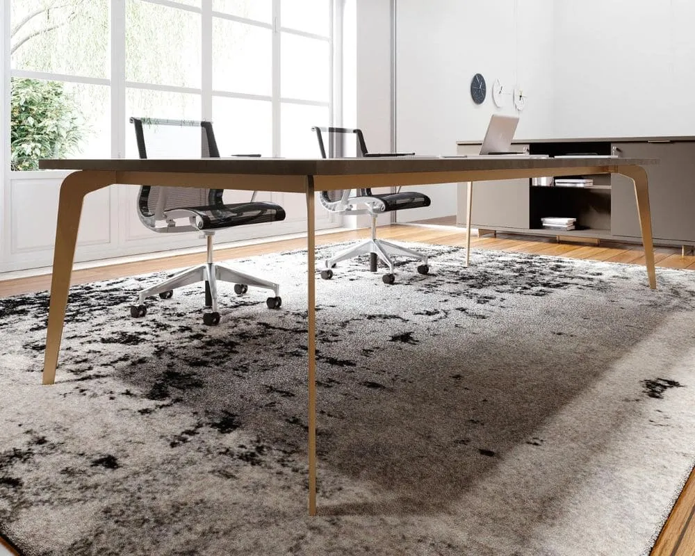 Table Blade polyvalente avec des pieds raffinés et un plateau simple mais élégant, conçue pour offrir flexibilité et fonctionnalité dans tout environnement de travail.