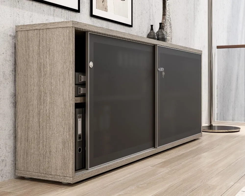 Rangement minimaliste : Une armoire basse au design épuré avec des portes coulissantes chevauchées et une option de compartiment ouvert.