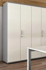 Armoire Remo en configuration personnalisée : Système adaptable avec éléments empilables, parfait pour optimiser l’espace.