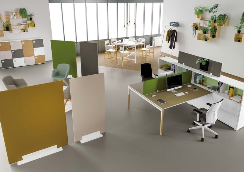 Aménagement de bureau moderne avec écrans modulaires KE, intégrant des espaces de travail, de détente, et des éléments décoratifs pour une organisation fonctionnelle et esthétique.