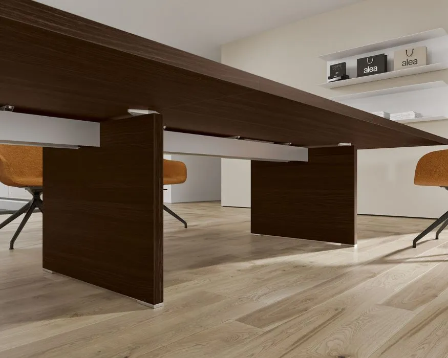 La collection Odeon s’adapte parfaitement aux grandes tables modulaires. La version bois est rehaussée d’un insert en cuir aux coutures contrastantes, offrant une finition élégante.